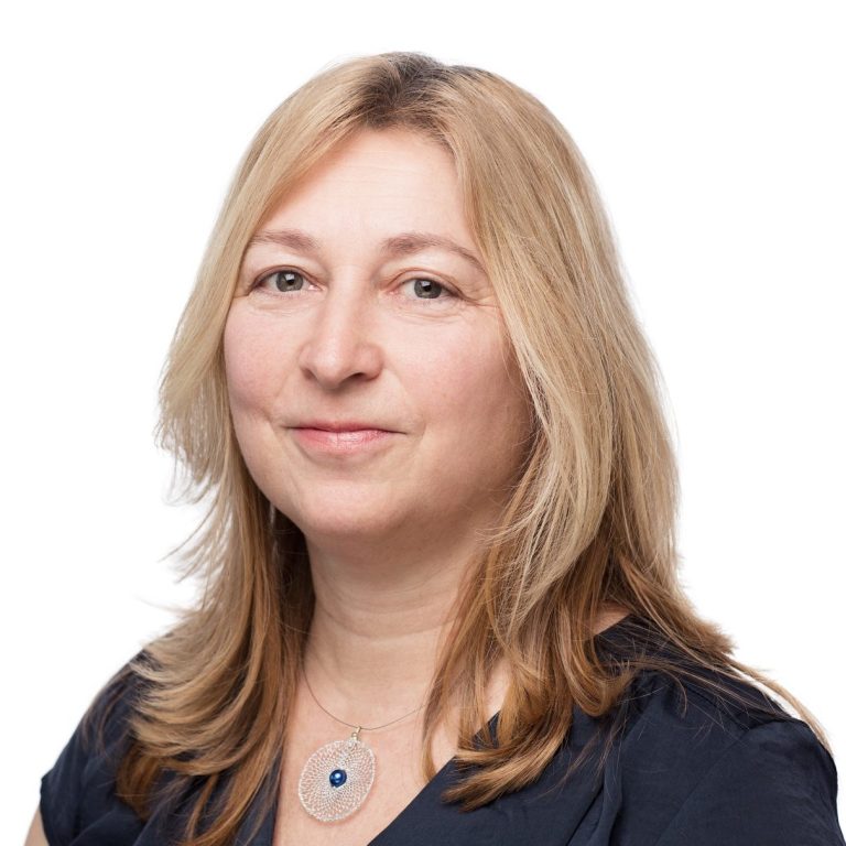 Porträt der Ansprechpartnerin für Bewerbungen und Karrierechancen bei der MBM Network Services GmbH.